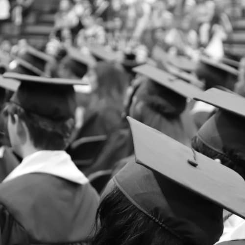 Estudiante graduándose con toga y birrete rentados en Elegance Puebla
